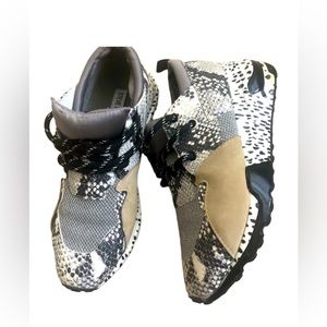 Steve Madden Woman’s high sole animal print tennis. Size 8.5